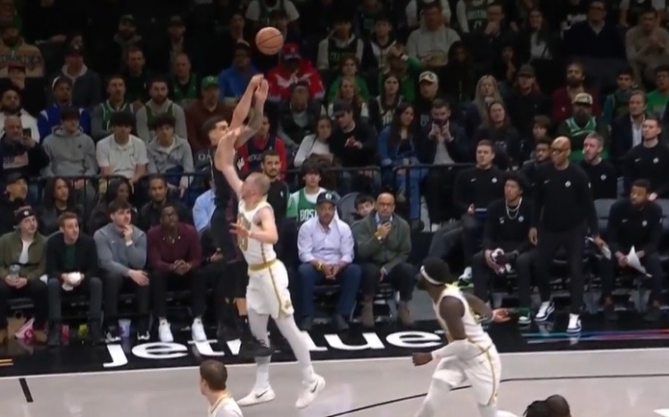 世界杯高清直播-这球没得争辩！小波特干拔三分踢腿绊倒豪泽被吹进攻犯规