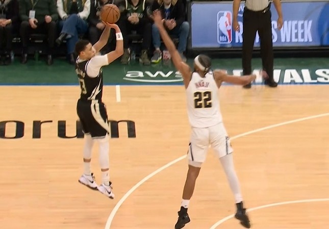 世界杯手机版官网入口-悬念再起！雄鹿5分钟轰出20-4攻击波 追到仅差2分